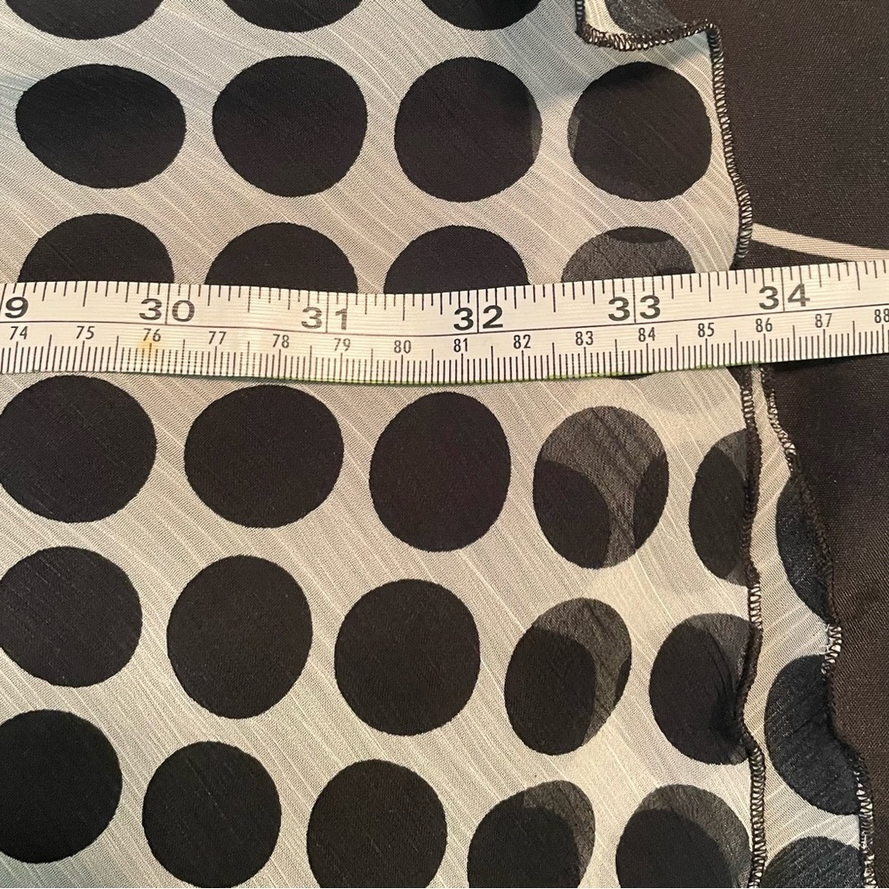 New York City Design Co. EUC size 22/24W white with black dots. V-neck & has tie - Picture 10 of 11